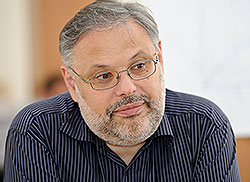 Михаил Хазин